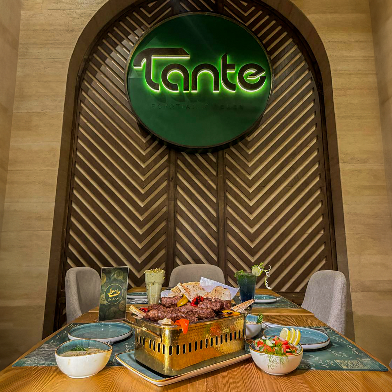 علشان طنط عارفة انك بتحبها، عملتلك شواية مليانة كفتة متسوية عالفحم لحد عندك